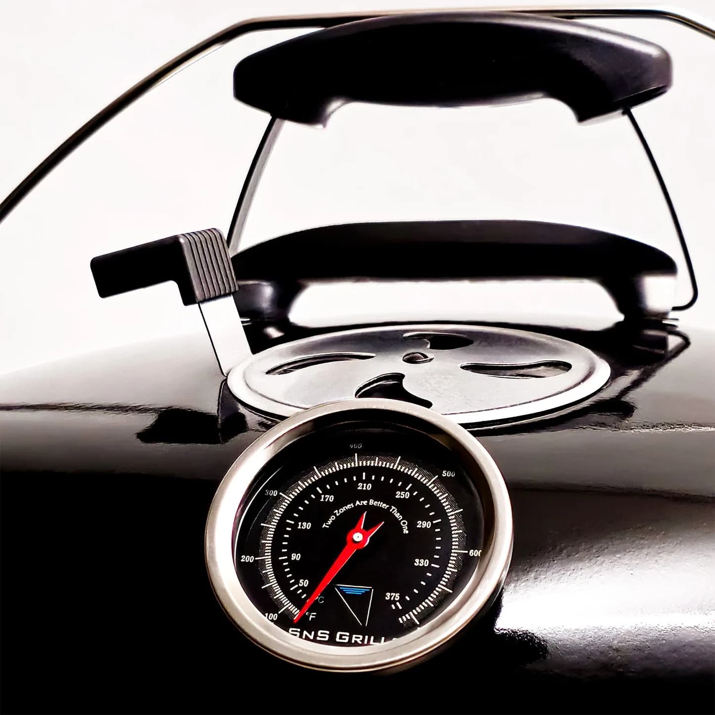 גריל נייד לפחמים — Travel Kettle מבית SNS Grills