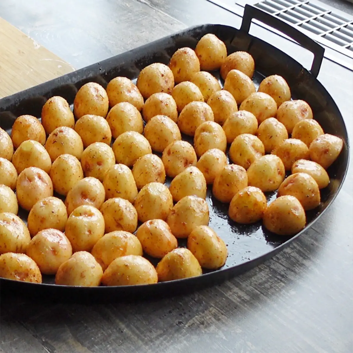 Porcelain pan in use